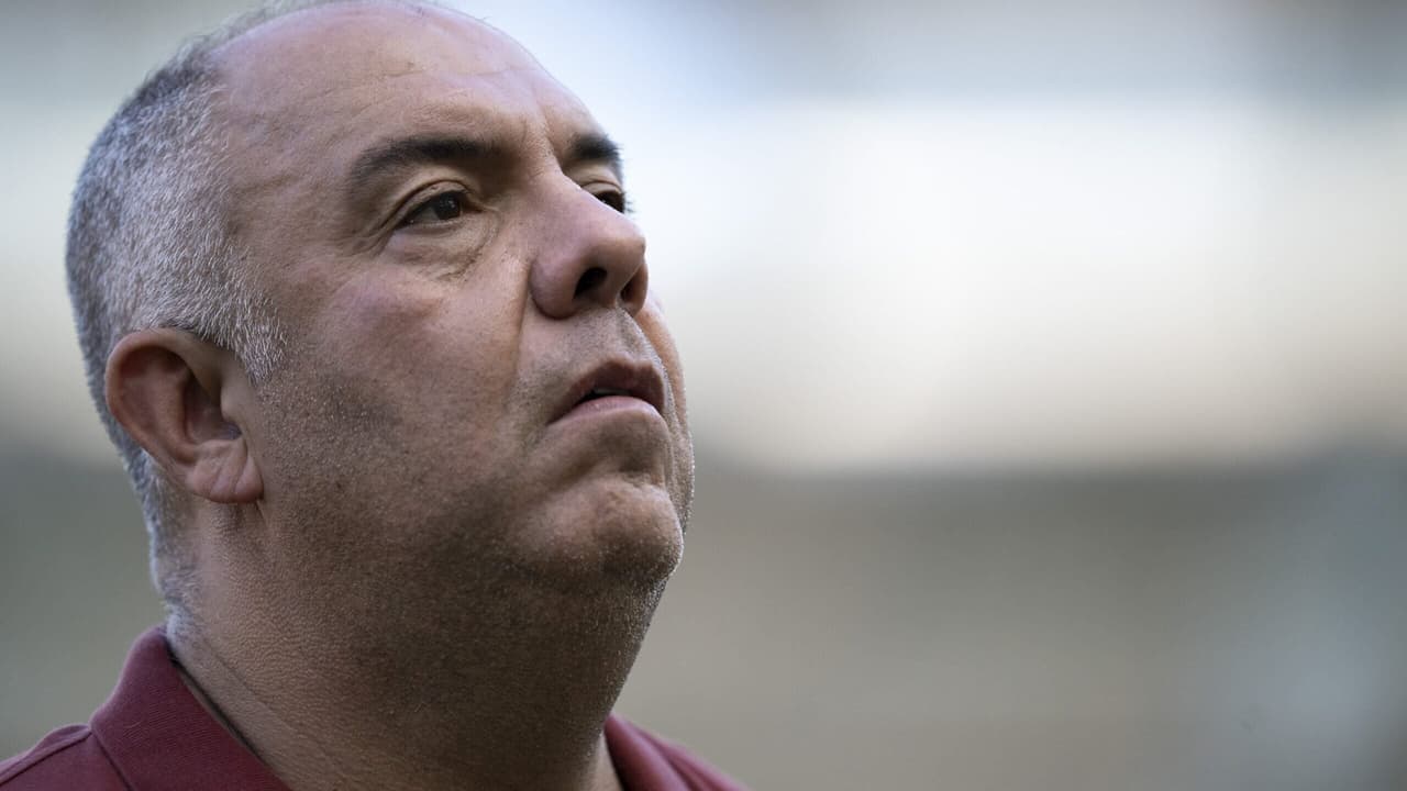 Marcos Braz enfrenta hostilidade de torcedores do Flamengo em chegada ao Rio.