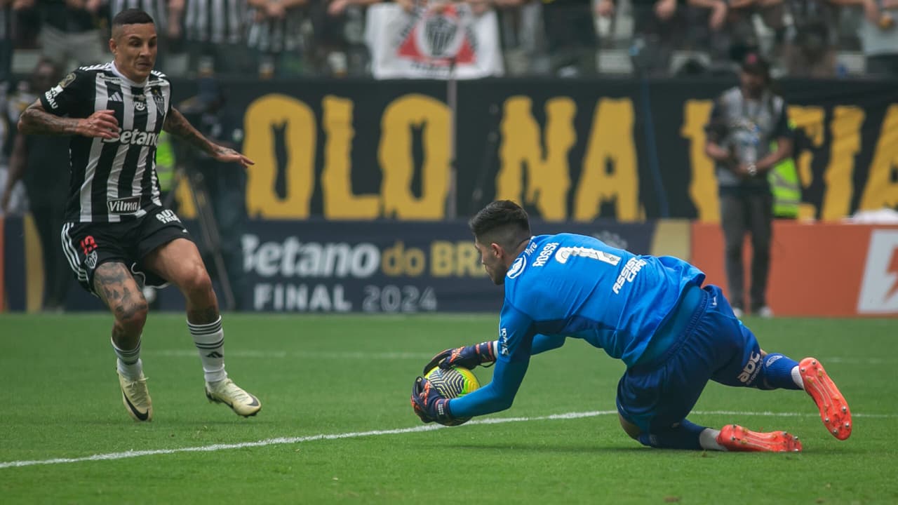 Milagres de Rossi salvam Rubro-Negros em vitória crucial sobre Atlético-MG no Brasileirão