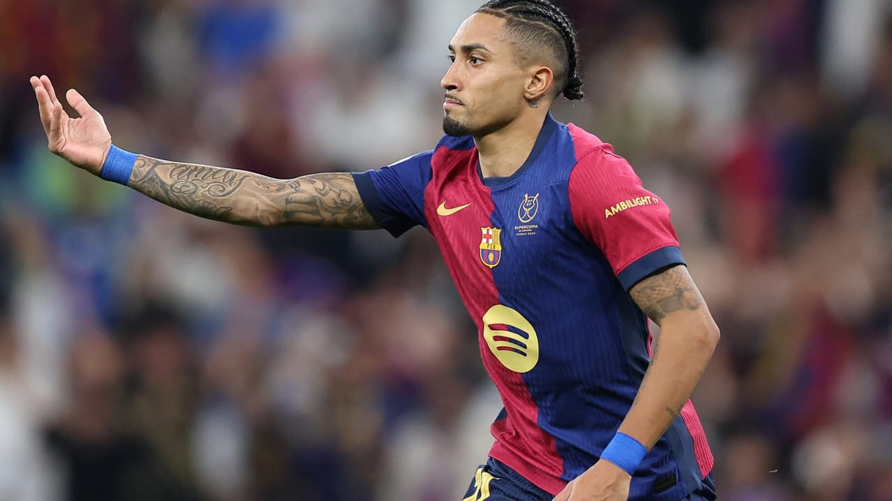 Gol 'sem querer' de Raphinha em Benfica x Barcelona quebra a web: 'Bizarro'