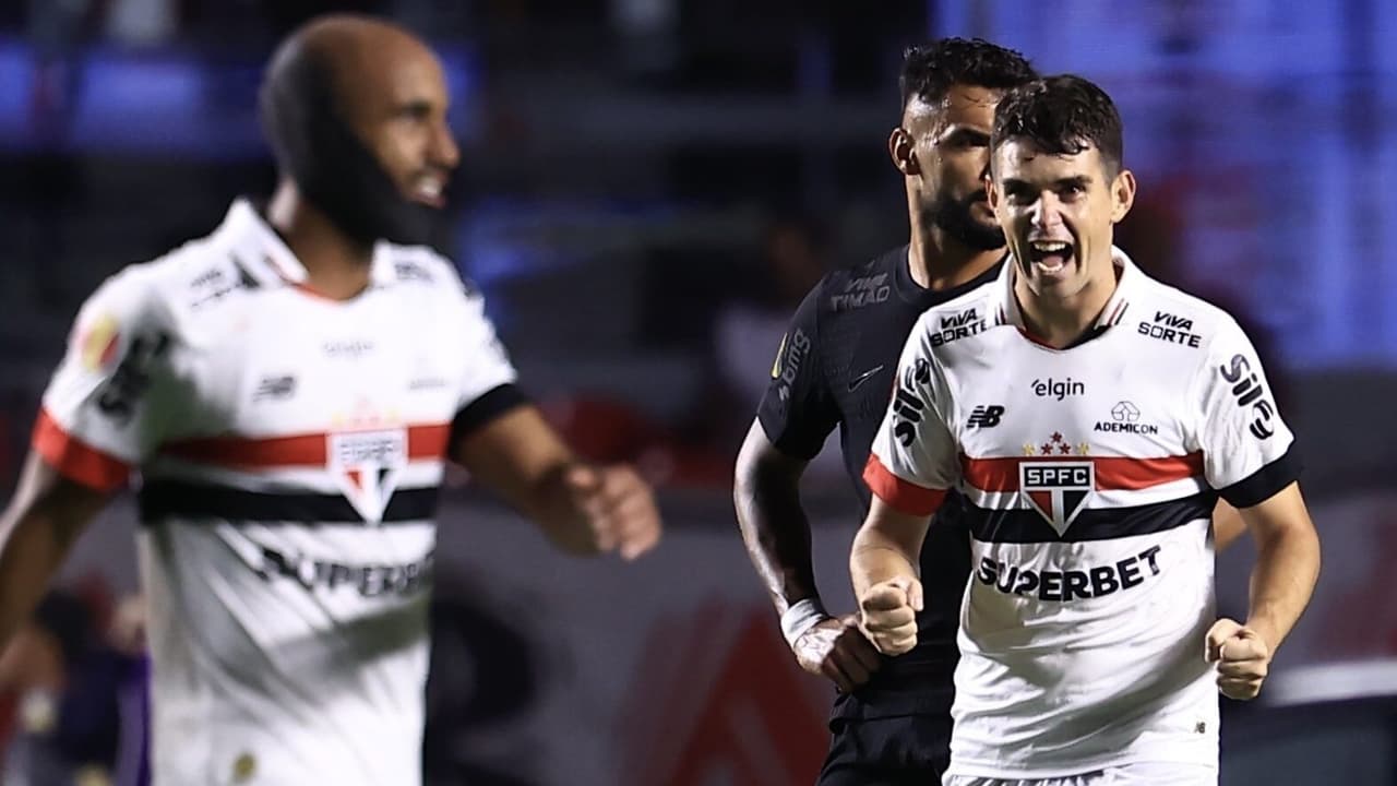 São Paulo vence Corinthians com 2 gols de Lucas, 1 de Oscar e gritos de 'Olé'