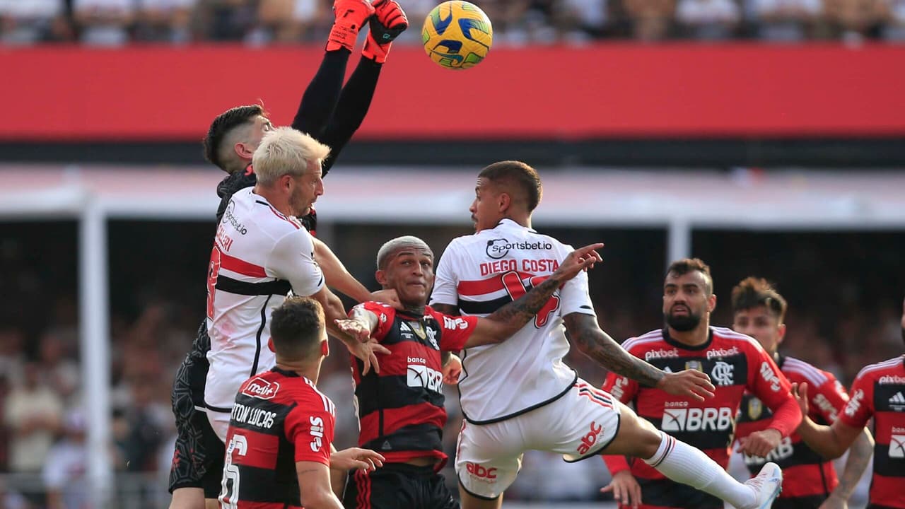 Retrospecto entre Flamengo e São Paulo: números e curiosidades relevantes no futebol.