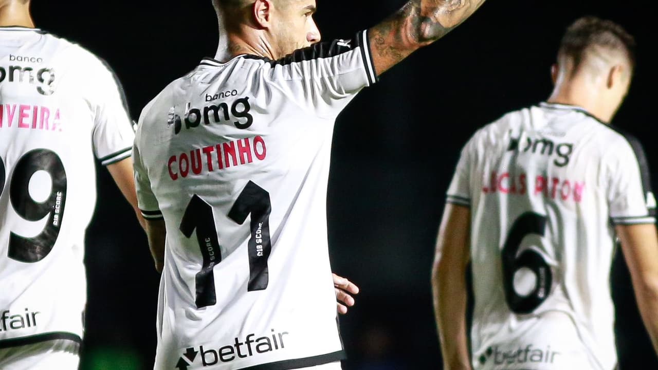 Com golaço de Coutinho, Vasco vence Portuguesa-RJ pelo Carioca