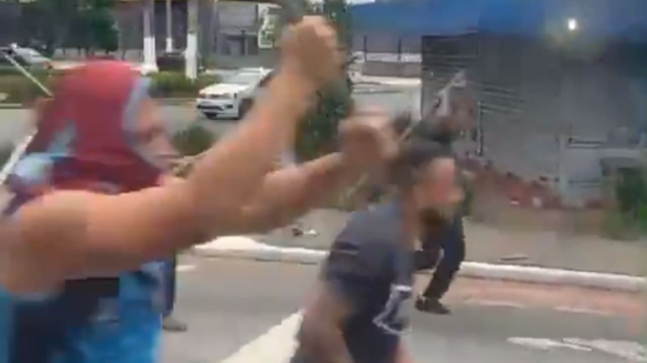 Torcedores de São Paulo e Corinthians brigam horas antes do clássico