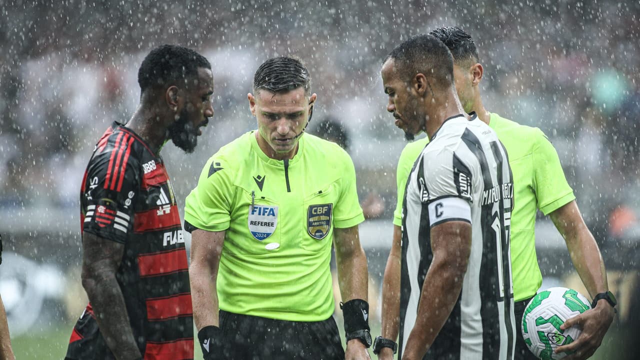 Flamengo e Botafogo divulgam escalações para o grande clássico carioca.
