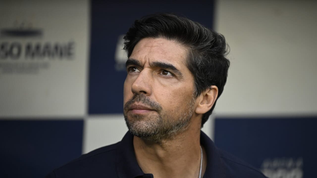 Abel pede novos reforços após interesse do Palmeiras em Vitor Roque.