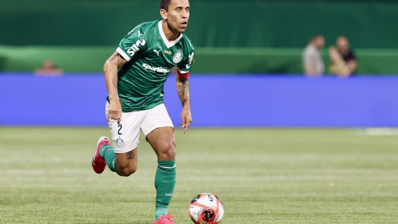 Gramado sintético do Palmeiras: Marcos Rocha elogia rapidez no futebol.