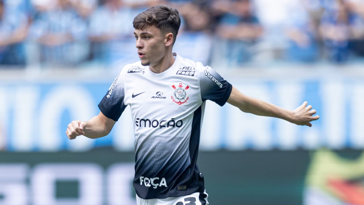 Auxiliar do Corinthians planeja estratégias para vencer na Libertadores.