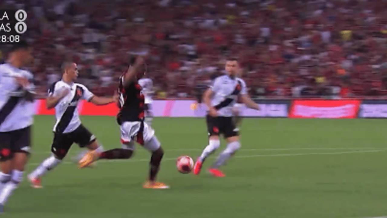 Penalti a favor do Flamengo gera controversias na web.