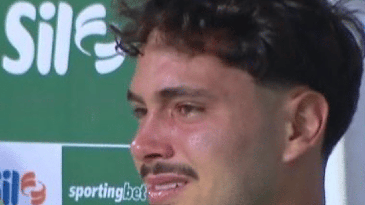 Jogador chora no banco de reservas em clássico entre Palmeiras e São Paulo