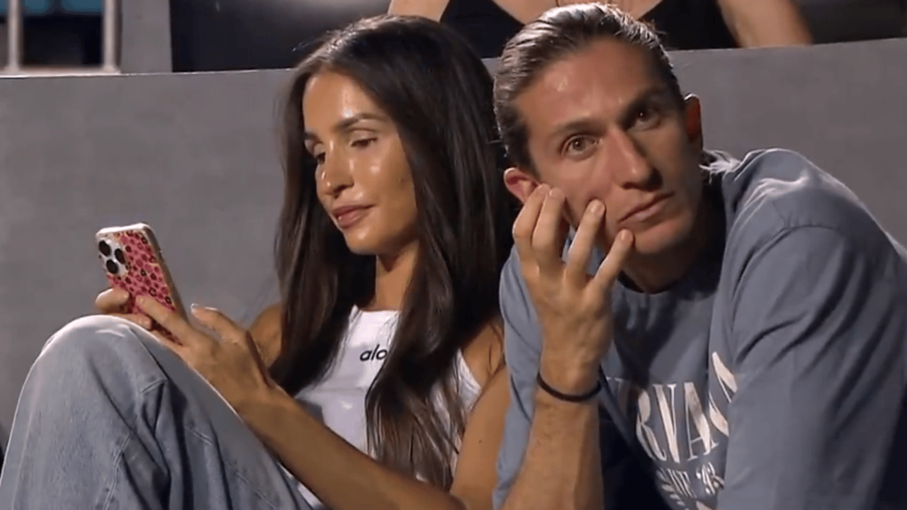 Filipe Luís, técnico do Flamengo, observa jogo do Rio Open no intervalo.