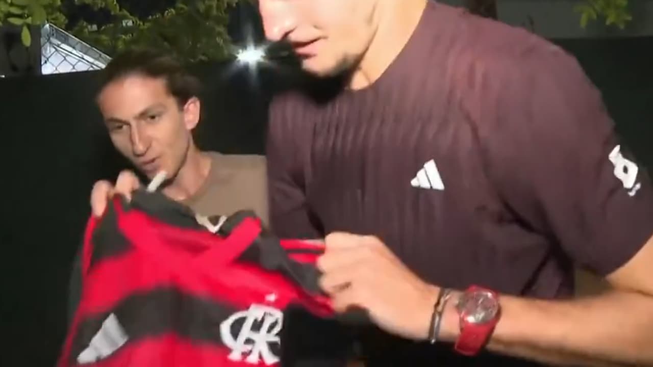 Zverev avança no Rio Open e recebe camisa do Flamengo após salvar set point