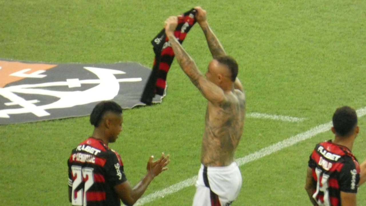 Cebolinha comemora gol em clássico e elogia parceiro do Flamengo.