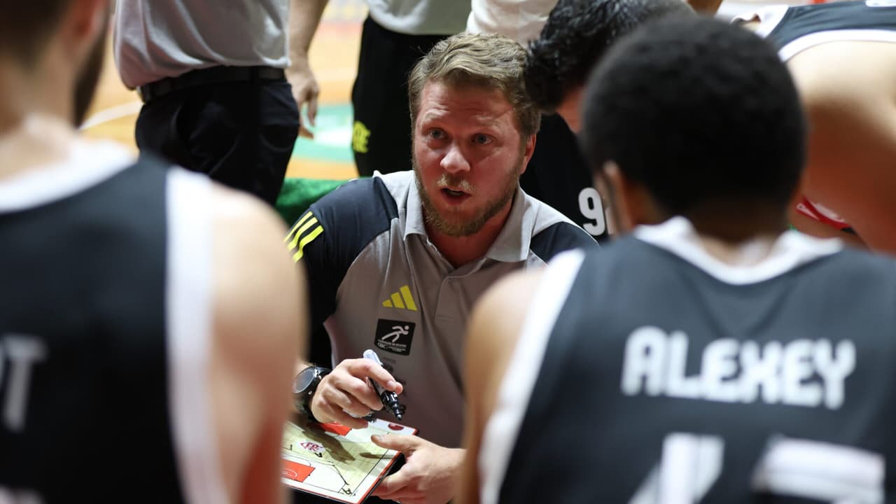 Diretor do Flamengo revela motivo da saída do treinador Gustavo de Conti.
