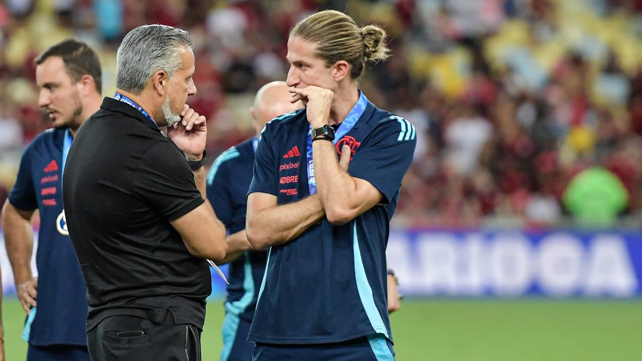 Clubes brasileiros disputam contratação de jogador do Flamengo.