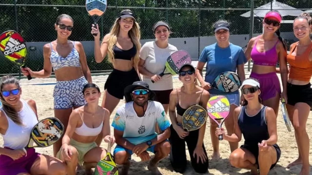 Jogador do Flamengo reforça time de beach tênis das Flaesposas.