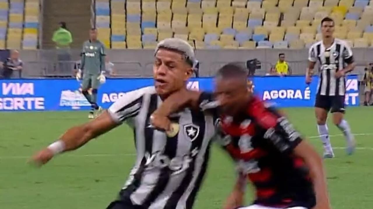 Torcedores do Botafogo solicitam expulsão de atleta do Flamengo por conduta covarde.