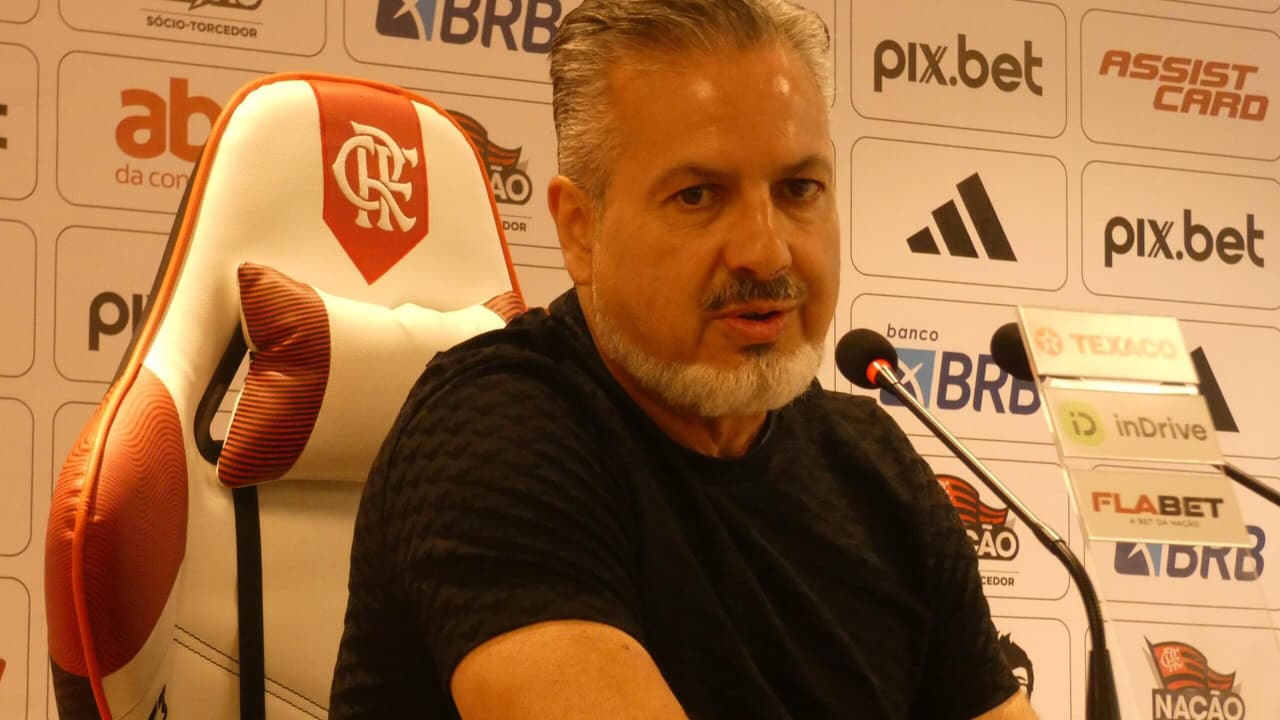 Gramado natural ou sintético? Boto, diretor do Flamengo, revela preferência futebolística.