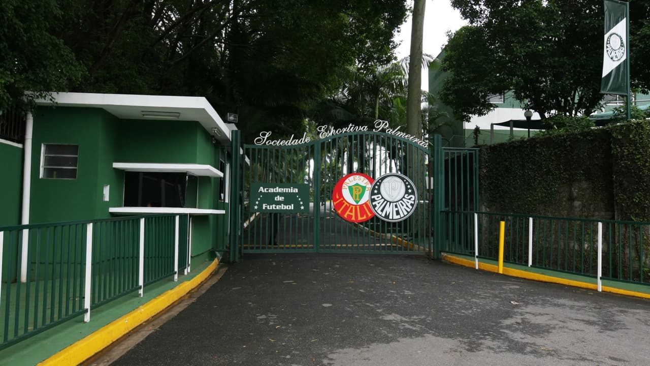 Queda de aeronave em São Paulo adia treino do Palmeiras; via interditada.
