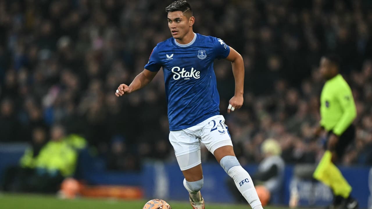 Renegado no Flamengo, Alcaraz é exaltado na Inglaterra como joia preciosa.