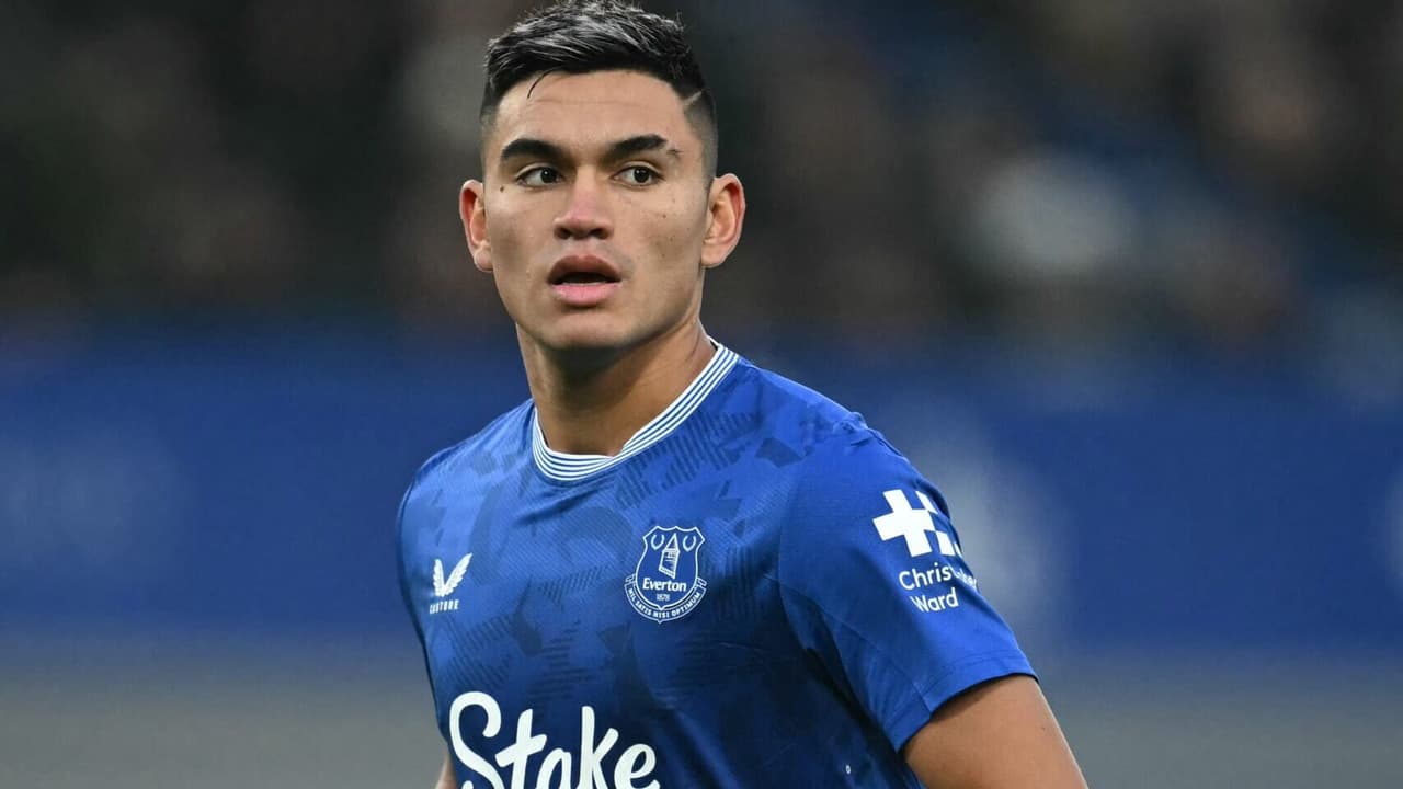 Alcaraz, ex-Flamengo, mostra grande desempenho e se torna ídolo no Everton