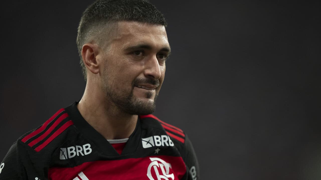 Sem Arrascaeta, Flamengo está relacionado para o clássico com o Fluminense