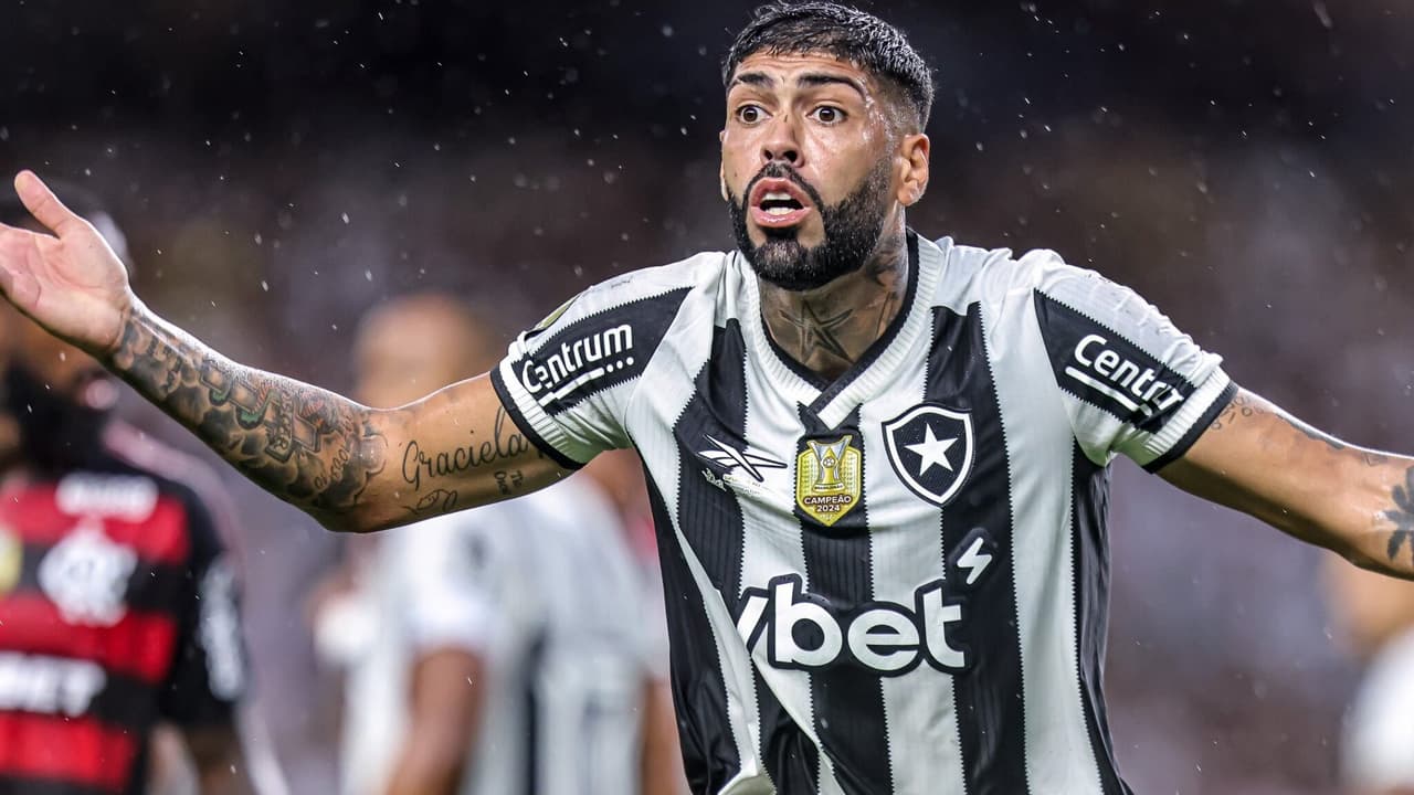 Briga em clássico carioca deixa jogador sem dente em campo