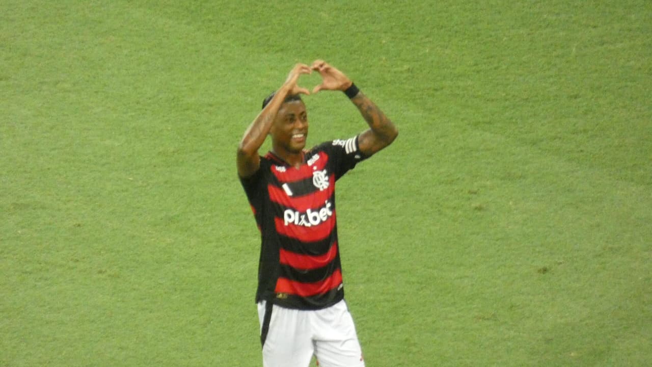 Flamengo derrota Vasco com gols de Bruno Henrique e Cebolinha no Maracanã.