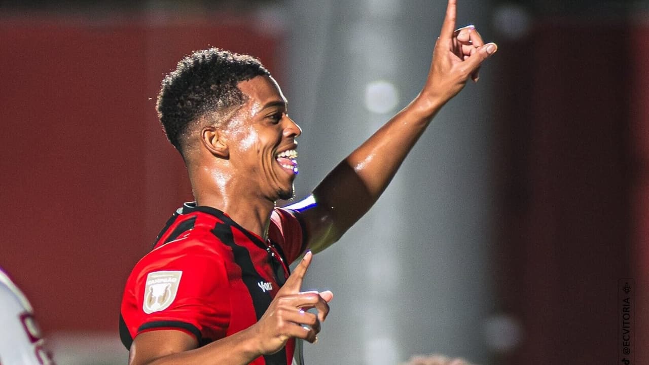 Carlinhos brilha e marca em estreia pelo Vitória após defender o Flamengo