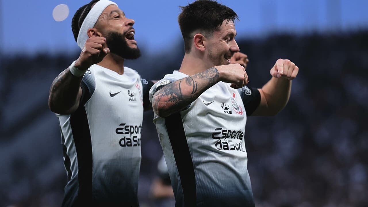 Garro comemora na arquibancada com torcida do Corinthians após a cerimônia de troca de camisa