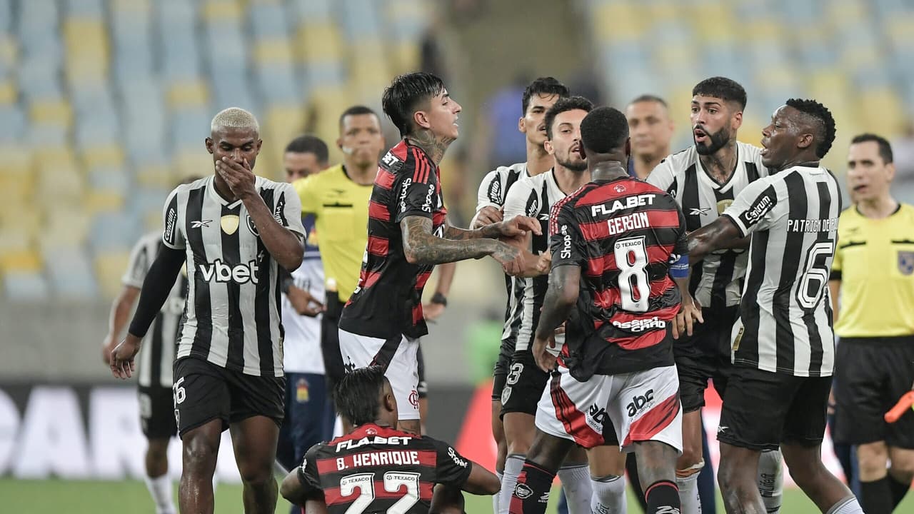 Flamengo vence Botafogo e partida termina em confusão e expulsões; assista vídeo.