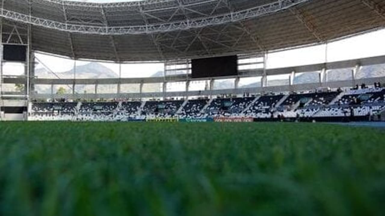 Grama sintética: desvantagens apontadas por médico do Flamengo.