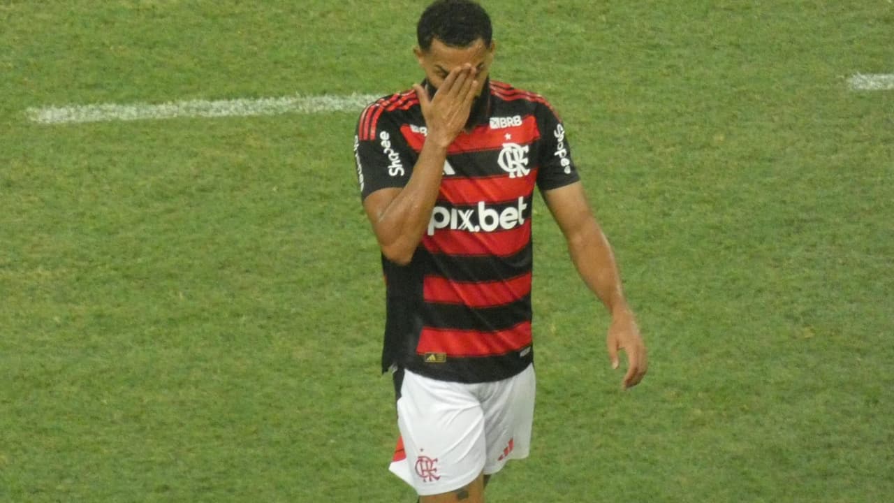 Torcedores do Flamengo criticam entrada de Barboza em Juninho no clássico.