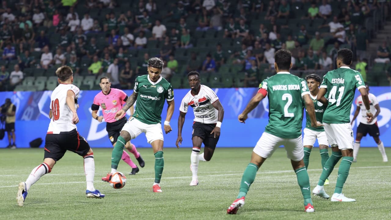 Jornalista analisa gol anulado em Palmeiras x Botafogo-SP: 'Não marcaria falta'