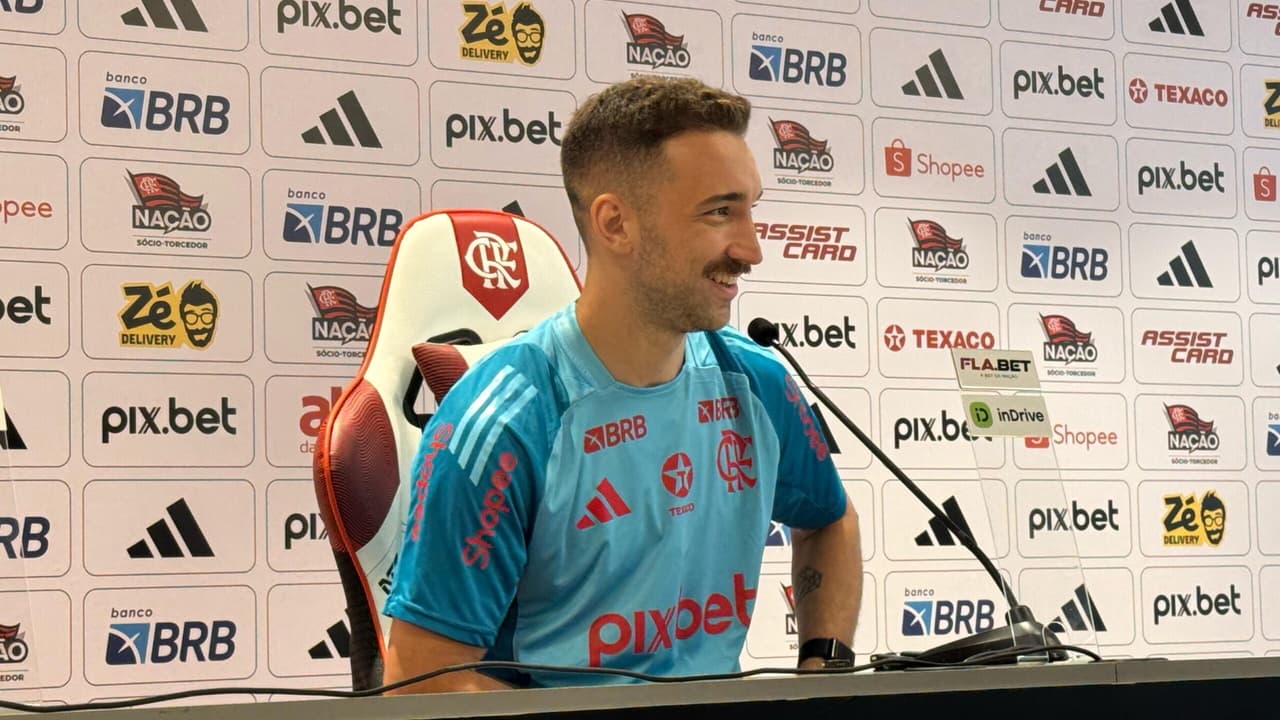 Ortiz, do Flamengo, destaca preferência por gramado natural em entrevista coletiva.