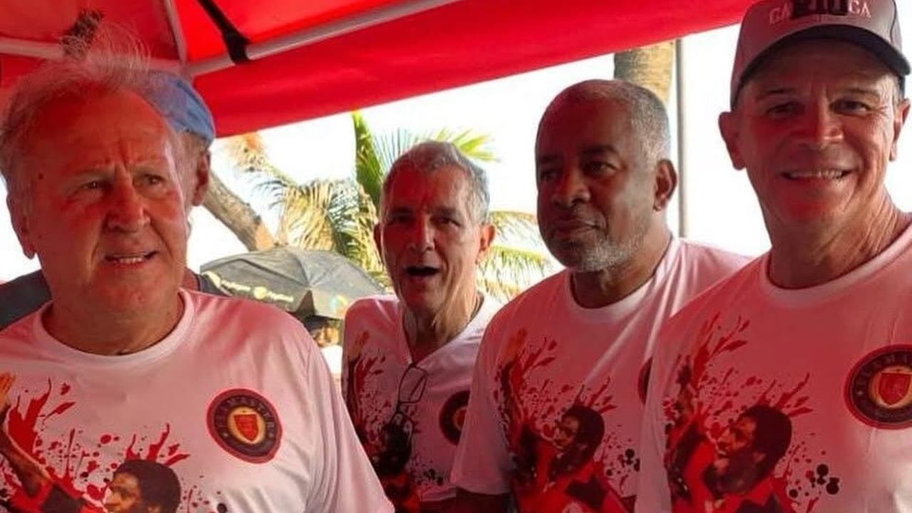 Zico e Júnior celebram homenagem a Adílio em bloco no Rio