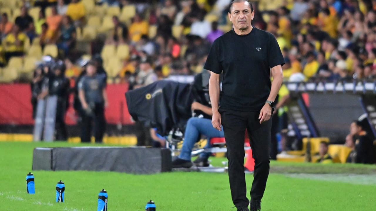Ramón Díaz critica postura e minimiza tática após derrota do Corinthians.