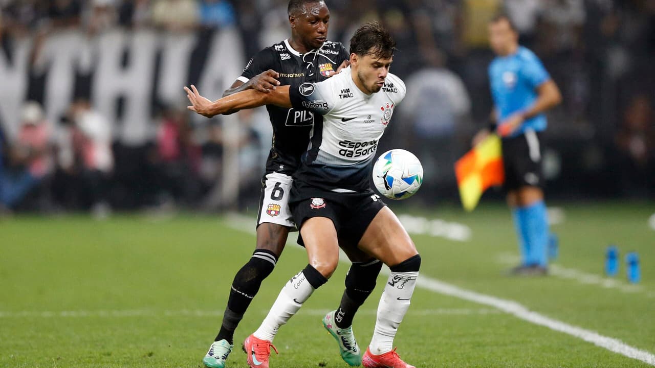 Especialista analisa expulsão polêmica em Corinthians x Barcelona pela Libertadores.