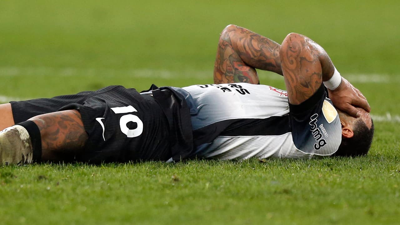 Memphis alerta equipe para melhorias após queda em campo.