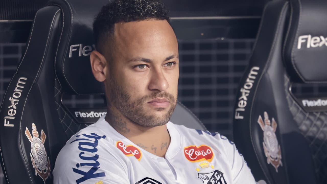 Neymar chora no vestiário do Santos antes do clássico: 'Desespero no coração'