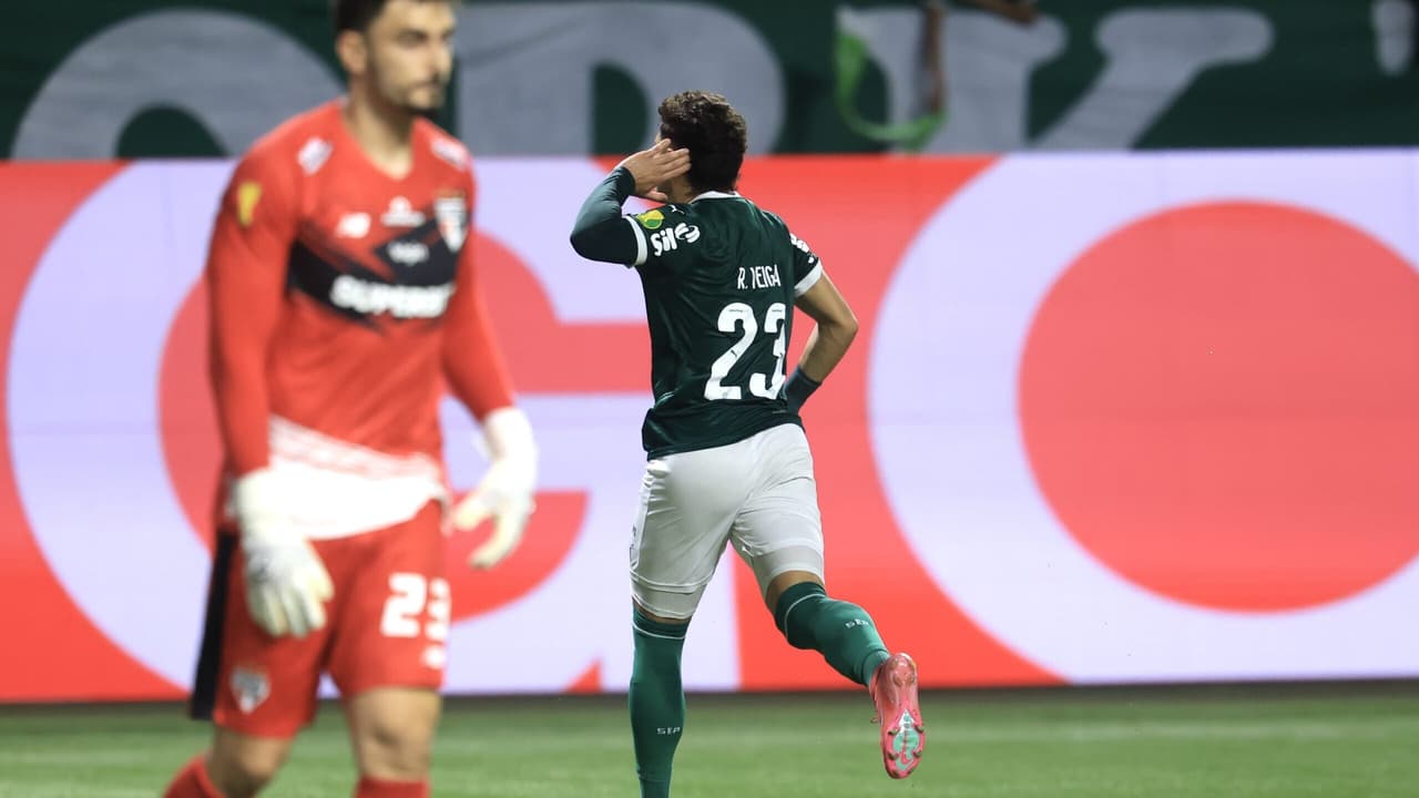 Palmeiras supera São Paulo com lance controverso e garante vaga na final.