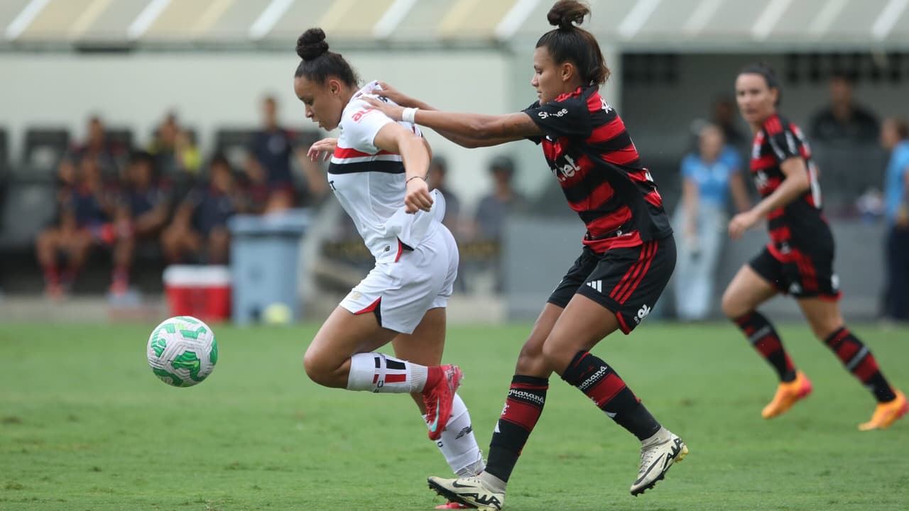 São Paulo derrota Flamengo e garante vaga na final da Supercopa feminina.
