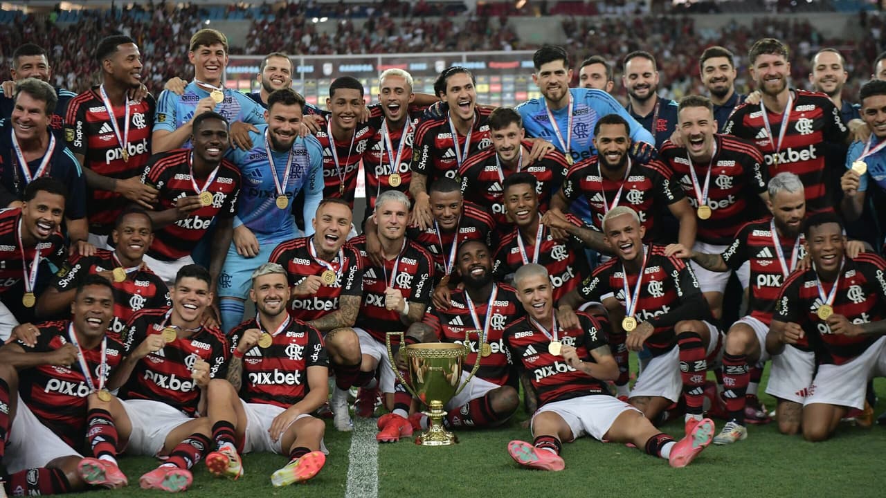 Jogador do Flamengo promove curso de educação financeira para torcedores rubro-negros