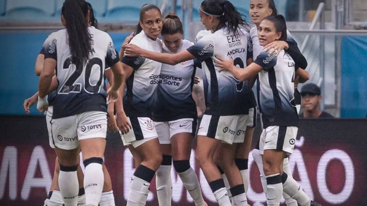 Corinthians e Flamengo avançam para semifinais da Supercopa feminina.