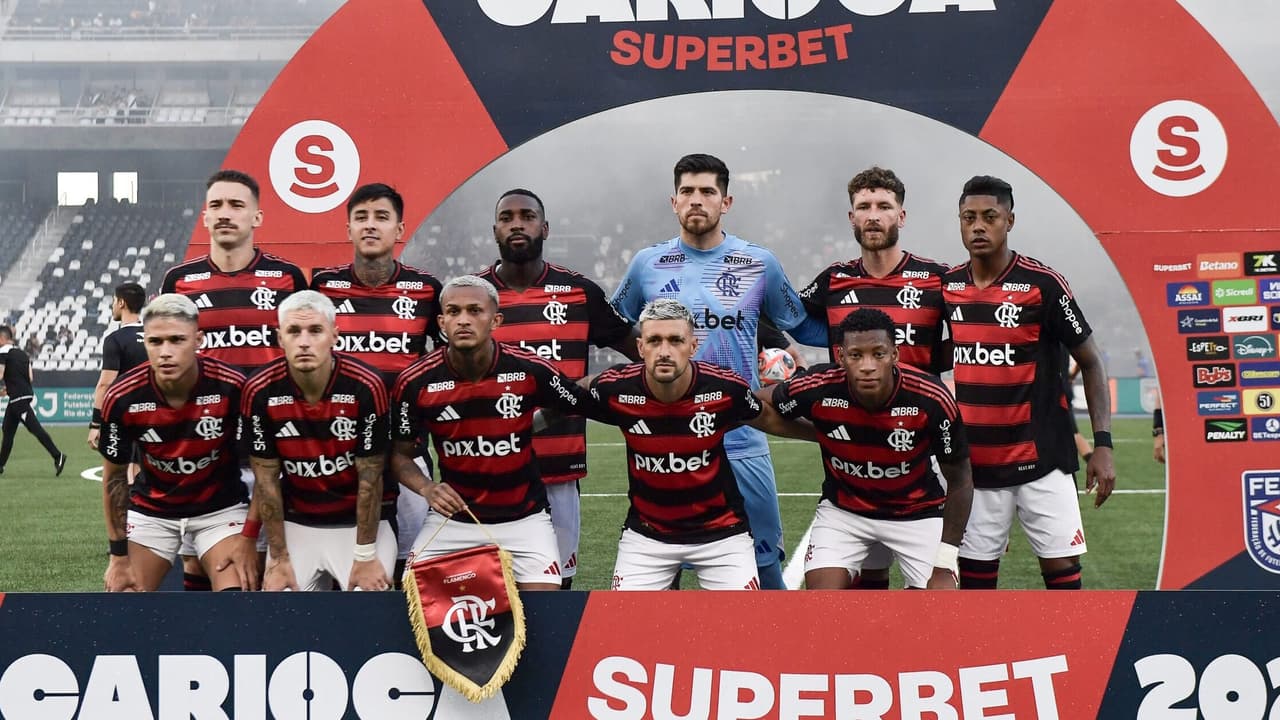 Titular do flamengo sente incômodo no joelho antes de clássico contra o Vasco.