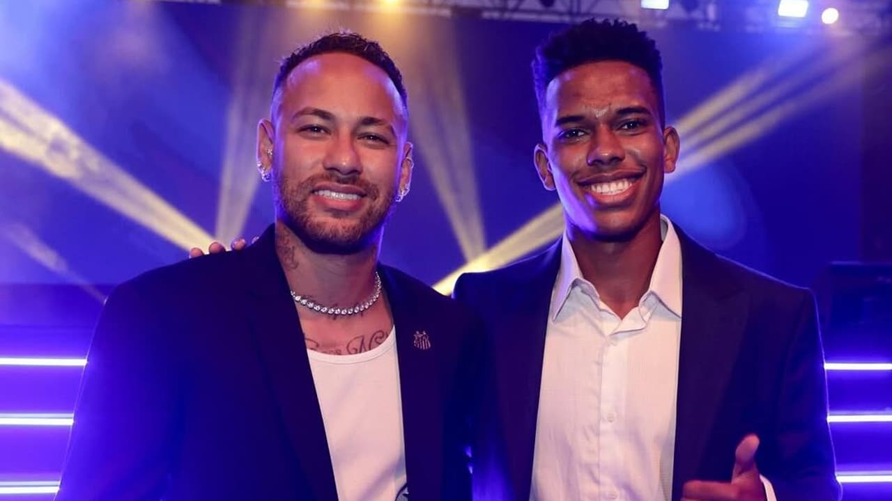 Estêvão destaca marcação dobrada e destaca Neymar como maior referência