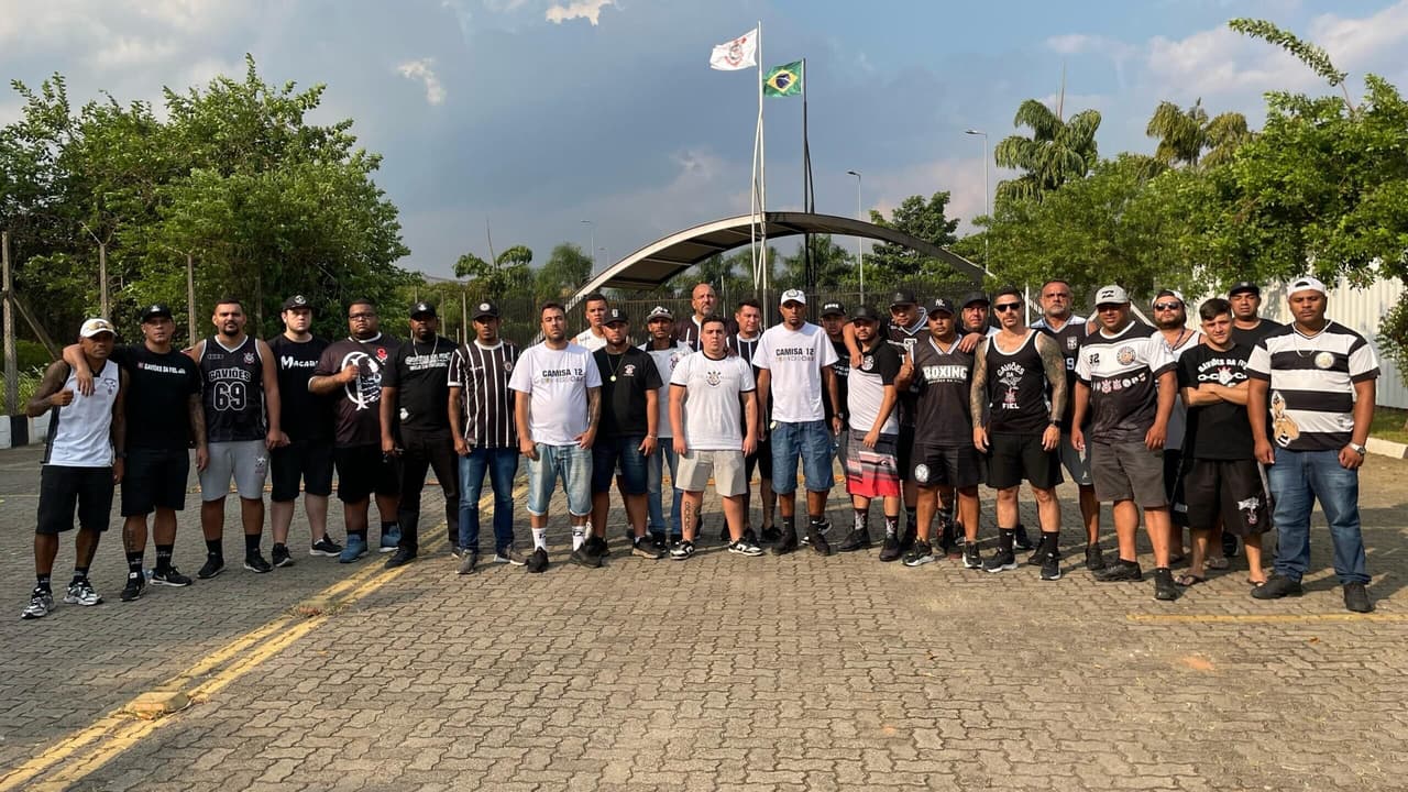 Organizadas do Corinthians se reúnem com elenco antes de decisão no CT.