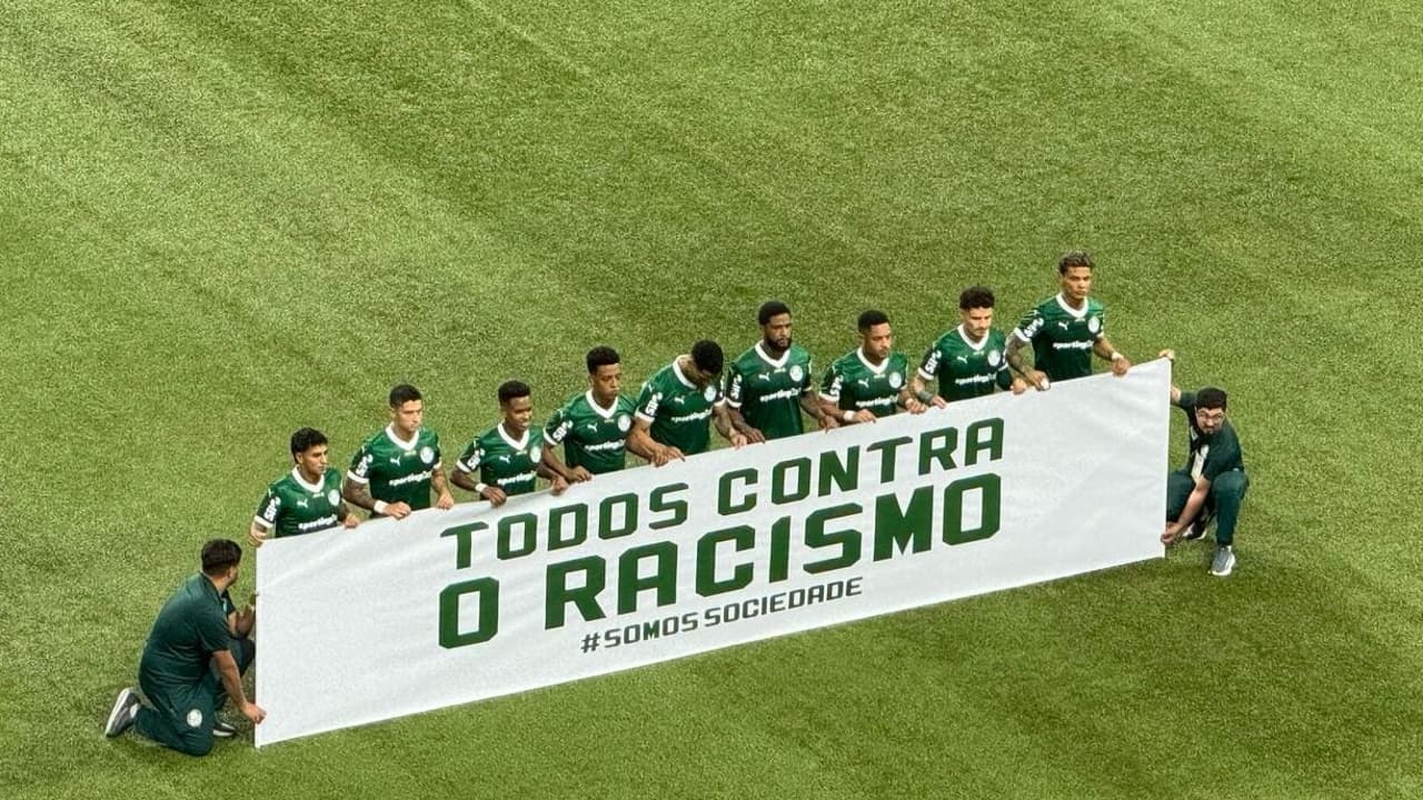 Torcida do Palmeiras protesta contra racismo e apoia Luighi