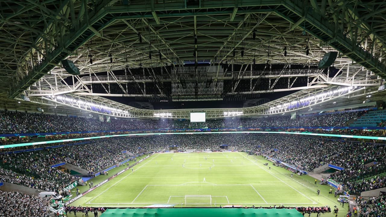 Polêmica entre Palmeiras e São Paulo por gás e bandeirinha nos estádios.