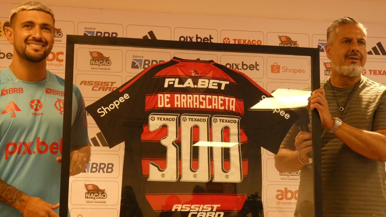 Arrascaeta homenageado pelo Flamengo por alcançar marca de 300 jogos