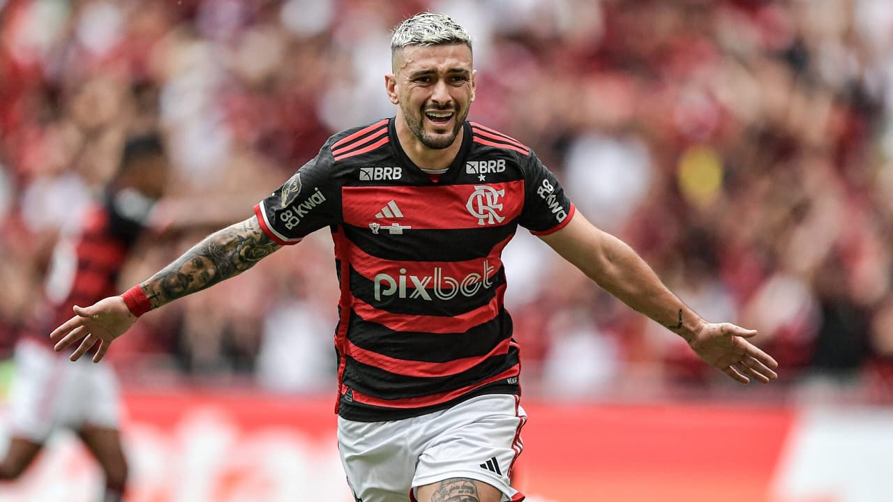 Arrascaeta eterniza amor pelo Flamengo com nova tatuagem no corpo.